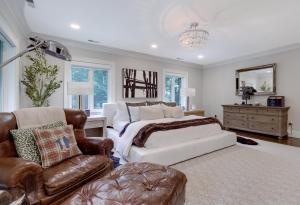 ニーダムにあるBoston Mansion Heated Pool Fire Pit Tennisのベッドとソファのあるリビングルーム +40枚の写真
