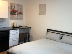 A bed or beds in a room at Studio in Bolton town, Short stay studio 5,