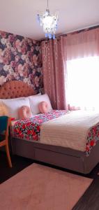 um quarto com uma cama grande e uma janela em Marina,Families are welcome em East Cowes