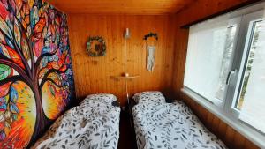 Un pat sau paturi într-o cameră la Chalet Idylka