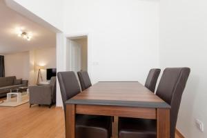 una sala da pranzo con tavolo e sedie di Hillside Vista Apartments a Tivat