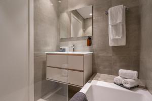un bagno bianco con lavandino e specchio di Hematian Hotel by Effy a Gerusalemme