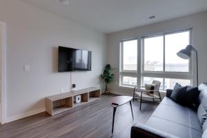 sala de estar con sofá y TV en la pared en Amazing & Confort apartment Located at Alexandria en Alexandria