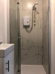 ein Bad mit einer Dusche und einer Glastür in der Unterkunft Studio in Bolton town, Short stay studio 5, in Bolton