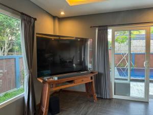 TV/trung tâm giải trí tại Secluded 2 Bedroom Villa