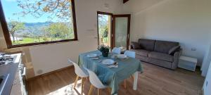 uma sala de estar com uma mesa e um sofá em Le Margherite Country House em Montefalcone Appennino