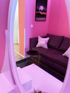 ザグレブにあるCuckovicのリビングルーム(紫色のソファ、鏡付)