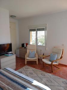 Posezení v ubytování Els Poblets Denia offers Casa Crosby - Private studio within walking distance to the beach