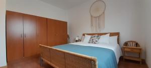 1 dormitorio con 1 cama y armario de madera en Casa Airen con jacuzzi, en Miguel Esteban