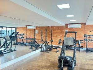 un gimnasio con cintas de correr y equipos de ejercicio en una habitación en Flat 2313 - Crystal Place, en Goiânia