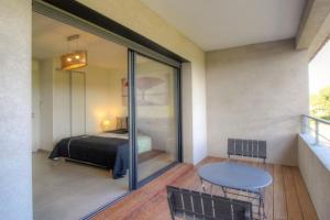 a bedroom with a bed and a table in a room at Villa moderne Cala Rossa Bay Les Oceanides in Lecci +15 photos
