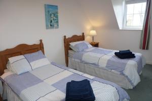a bedroom with two beds and a window at 18 Ballybunion Holiday Cottages in Ballybunion