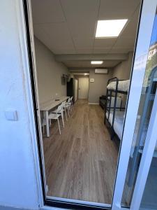 um quarto vazio com uma mesa e uma cama em Unicorn Residence for students New Opening 2024 em Valência