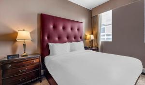- une chambre avec un grand lit et une grande tête de lit dans l'établissement Bluegreen Downtown Nashville, à Nashville