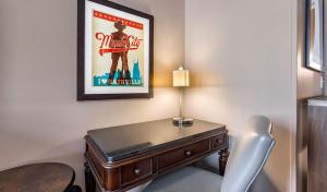 - un bureau dans une chambre avec une affiche de cinéma dans l'établissement Bluegreen Downtown Nashville, à Nashville