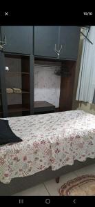 Un dormitorio con una cama con una manta de flores. en Casa completa em união da vitória PR, en União da Vitória