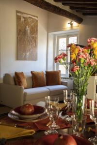 ein Wohnzimmer mit einem Sofa und einem Tisch in der Unterkunft La Mansardina Beccheria Central Apartment 1 double bedroom, 1 sofa bed in Lucca