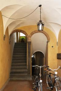 zwei Fahrräder, die in einem Gebäude mit einer Treppe geparkt sind in der Unterkunft La Mansardina Beccheria Central Apartment 1 double bedroom, 1 sofa bed in Lucca