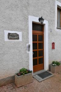 una puerta en el lateral de un edificio con flores en Appartamento Anto vicino al lago ai servizi al centro en Levico Terme