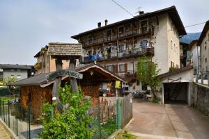 a building with a fence in front of it at Appartamento Anto vicino al lago ai servizi al centro in Levico Terme