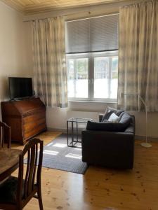 sala de estar con sofá y mesa en Ferien Mittendrin - Ferienwohnung 9, en Schwerin