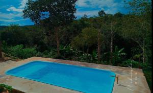 uma piscina azul sentada em cima de uma mesa em Rancho yaci em Alexânia