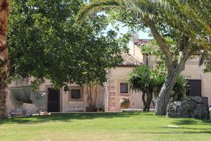 una casa con una palma nel cortile di Tenuta Aguglia a Noto