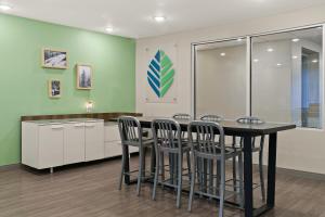 邁爾斯堡的住宿－WoodSpring Suites Fort Myers - Cape Coral，一间会议室,配有桌椅