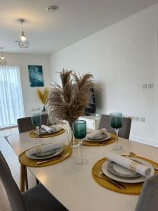 A restaurant or other place to eat at Contemporary Urban Retreat, 2-Bedroom Haven by London City Airport