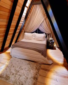 uma cama num quarto com uma janela em Chalé com Cachoeira em Witmarsum