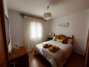ドゥルカルにあるLa Casilla en Dúrcal, Granadaのベッドルーム1室(枕2つ付)