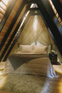 um quarto com uma cama num sótão em Chalé com Cachoeira em Witmarsum