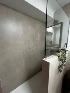 a bathroom with a mirror and a sink at La Casilla en Dúrcal, Granada in Dúrcal