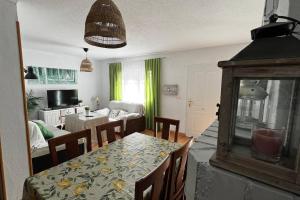 a kitchen and dining room with a table and chairs at Casa de 5 habitaciones hasta 9 plazas, La Casilla en Dúrcal, Granada in Dúrcal