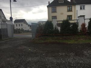 een hek voor een huis met een hek bij Wohnen auf Zeit In Bendorf in Bendorf