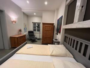 a bedroom with a bed and a desk and a chair at 8 Ferienwohnung - Ferien Mittendrin in Schwerin