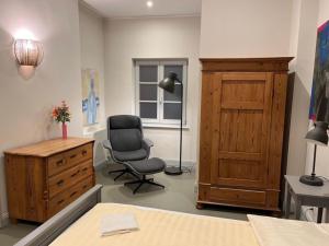 a bedroom with a chair and a desk and a lamp at 8 Ferienwohnung - Ferien Mittendrin in Schwerin