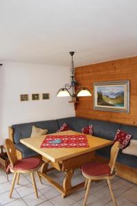 ein Esszimmer mit einem Holztisch und Stühlen in der Unterkunft Alpkönig I - Ferienhaus in MissenOberallgäu in Missen-Wilhams