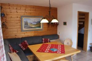 sala de estar con sofá y mesa en Ferienhaus Alpkönig in Missen mit Garten und Terrasse, en Missen-Wilhams