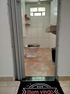 ein Bad mit WC in einem Zimmer in der Unterkunft Rancho yaci in Alexânia