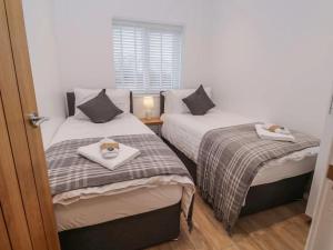 two beds sitting next to each other in a room at Oak Lodge in Ashbourne