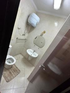 a bathroom with a toilet and a sink at شاليهات اهرامات بورتو السخنة in Ain Sokhna