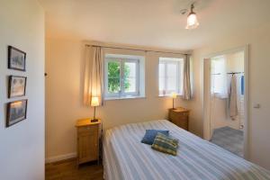 a bedroom with a bed and a window and a shower at Wohnung im Erdgeschoss des Herrenhauses in Neuenkirchen