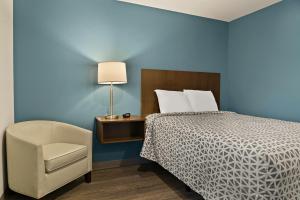 Un pat sau paturi într-o cameră la WoodSpring Suites Fort Myers - Cape Coral +40 fotografii