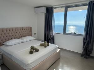 Posteľ alebo postele v izbe v ubytovaní Seafront Blue Duplex