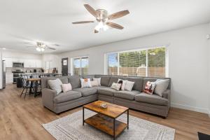 uma sala de estar com um sofá e uma ventoinha de tecto em Saguaro Family Fiesta em Mesa
