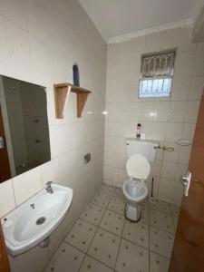 y baño con aseo y lavamanos. en Lefad Apartment-3Bedrooms own compound, en Kisumu