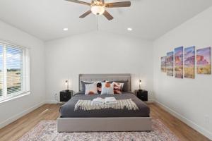 um quarto com uma cama e uma ventoinha de tecto em Saguaro Family Fiesta em Mesa