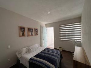 una camera con letto e finestra di Modern 3 bedroom Private home with Aircondition a Zapotlanejo