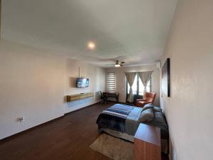 una camera con letto e TV di Modern 3 bedroom Private home with Aircondition a Zapotlanejo